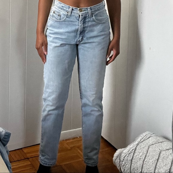 Light Wash Mom Jeans - Picture 4 of 5